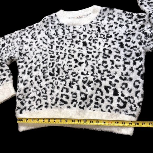 Mi Ami Women’s Ivory Snow Leopard Fuzzy Cropped Nylon Viscose Sweater Size Large - Picture 6 of 8